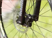  ??  ?? On retrouve des freins Shimano d’une gamme plutôt sympa pour le tarif du vélo.