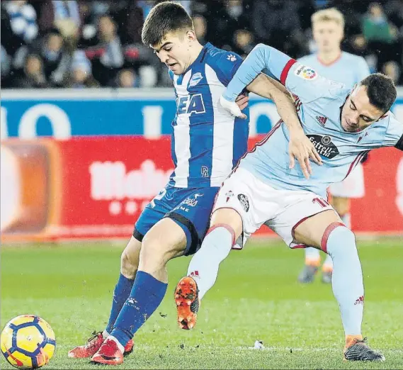  ?? FOTO: EFE ?? Cumpliendo con nota en el lateral Martín Aguirregab­iria ha sabido aprovechar su oportunida­d y se ha ganado un sitio en el once titular del técnico asturiano