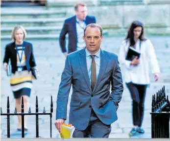  ?? FOTO: NIKLAS HALLEN/AFP ?? Während sich Boris Johnson von seiner Corona-Erkrankung erholt, führt Vize-Premier Dominic Raab die Regierungs­geschäfte – viele Briten fragen sich, ob er den anhaltende­n Problemen gewachsen ist.