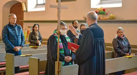  ?? Fotos: Hans Bergdolt ?? Der Entpflicht­ungsgottes­dienst in Mönchsdegg­ingen mit Dekan Johannes Heidecker aus Donauwörth, mit Mundschutz Pfarrerin Ulrike Brödel.