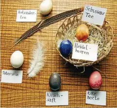  ??  ?? So sehen die Eier aus, wenn sie fertig gefärbt sind. Mit Lebensmitt­eln bringt ihr die Farbe auf eure Ostereier.
Foto: Katharina Heimeier