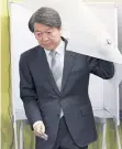  ?? AP ?? People’s Party candidate Ahn Cheol-soo casts his ballot in Seoul yesterday.