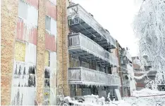  ?? GRAHAM HUGHES/THE CANADIAN PRESS ?? An apartment complex destroyed by a fire is shown in Longueuil, Que.