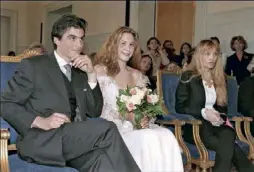  ??  ?? Son mariage avec Justine Lévy, fille de Bernard-Henri Lévy, meilleur ami de son père, en 1996 à Paris. A droite, Arielle Dombasle.