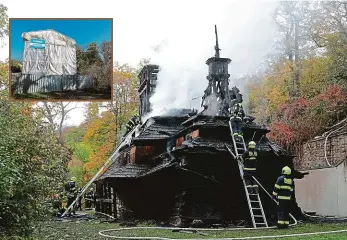  ?? Foto: Michal Růžička, MAFRA ?? Devastovan­ý kostel Dřevěný chrám sv. Michala na Petříně přežil třetí zimu po požáru. S renovací se začne snad příští rok. K přežití konstrukci pomáhá i speciální sarkofág, viz obrázek uvnitř fotografie.