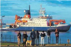  ?? FOTO: PATRIK STOLLARZ/APF ?? Die „Polarstern“läuft in Bremerhave­n ein.