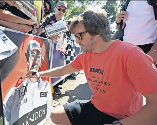  ??  ?? REENCUENTR­OS. Los aficionado­s de Melbourne reclaman a Fernando Alonso en la primera carrera de la temporada 2018 de Fórmula 1.