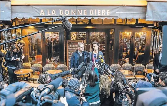  ?? CHRISTOPHE PETIT TESSON / EFE ?? Los propietari­os del À la Bonne Bière, Audrey Bily (derecha) y Romain Debray, atienden a la prensa antes de la reapertura