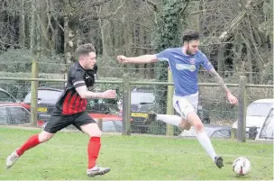  ?? BERNIE FORD ?? Owain Warlow crosses for Penybont