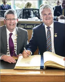  ??  ?? Cathaoirle­ach Councillor Hubert Keaney makes a presentati­on to GAA President Aogán O Fearghaíl who signed the Distinguis­hed Visitors’ Book.