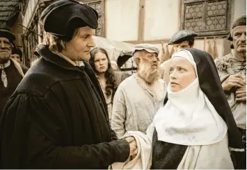  ?? Foto: Junghans, epd ?? Im Film „Katharina Luther“ist das Kloster kein Ort der Bildung und Frömmigkei­t, sondern der Finsternis. Inspiriert von Martin Lu  ther ergreift seine spätere Frau Katharina die Flucht.