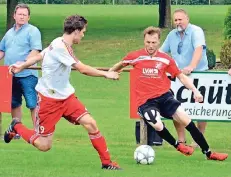  ?? FOTO: FLINTROP ?? Philipp Bortels (r.) versuchte in der 60. Minute, den Ausgleich für Westfalia Anholt II zu erzielen. Sein Schuss wurde aber noch vor der Torlinie geklärt.