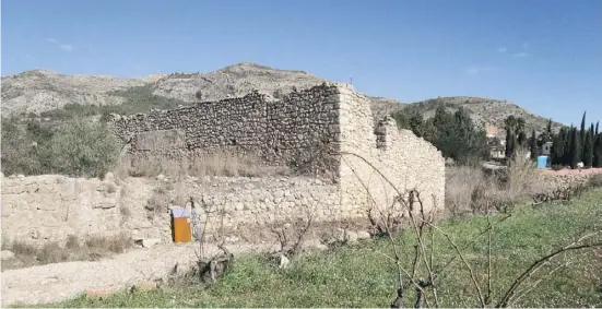  ??  ?? Die Ruine einer alten Mehlmühle, einer der vielen Zeugen der Agrar-Geschichte der Gegend.