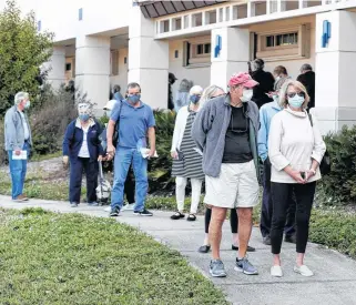  ?? OCTAVIO JONES • REUTERS ?? Seniors wait in line at a COVID-19 vaccinatio­n clinic in Sarasota, Fla., on Jan. 4.