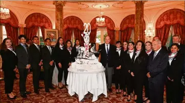  ?? (Photo Fondation Turquois) ?? Le prince Albert II et le président René Clerissi, entourés des jeunes mexicains de la promotion actuelle présents dans la salle Belle Époque de l’Hermitage pour célébrer les vingt ans de la Fondation Turquois.