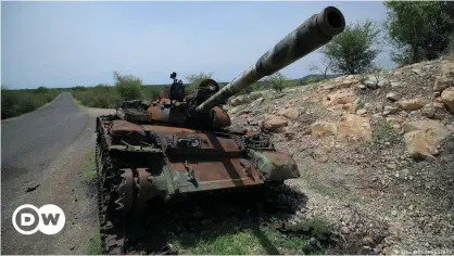  ??  ?? Tanque dañado en combates entre la Fuerza de Defensa Nacional de Etiopía (ENDF) y las Fuerzas Especiales de Tigray, en las afueras de la ciudad de Humera, el 1 de julio de 2021.
