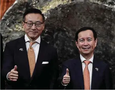  ?? Foto: AFP ?? Immer nur lächeln: Die Alibaba-vertreter Daniel Zhang (l.) and Joseph Tsai freuen sich in Hongkong über den erfolgreic­hen Börsengang des chinesisch­en E-commerce-giganten.