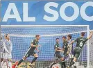  ?? FOTO: EFE ?? El Betis celebra el gol de Feddal