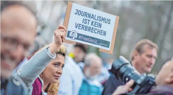  ?? FOTO: DPA ?? Auch in Deutschlan­d, wie hier in Berlin, demonstrie­ren die Menschen für Pressefrei­heit in der Türkei und die Freilassun­g des verhaftete­n Journalist­en Deniz Yücel.