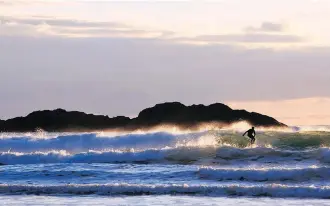  ?? ANDREW PENNER ?? A “real” surfer struts his stuff at Chesterman Beach.