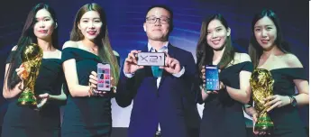  ?? ADIB RAWI YAHYA/ THESUN ?? Mike Xu (middle) during the unveiling of the new Vivo X21 (below).
