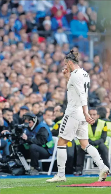  ??  ?? SUSTITUIDO. Pese a que el Real Madrid-Valladolid iba 0-0, Solari se decidió a quitar a Bale en el 71’...