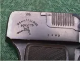  ??  ?? M1909自动手枪枪­身右侧后方刻印的商标­及枪械序列号