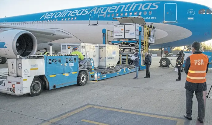  ?? telam ?? Un nuevo cargamento con vacunas chinas arribó ayer al aeropuerto de Ezeiza