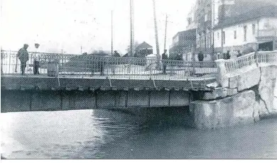  ??  ?? El Puente de la Conferenci­a, dañado con motivo de las riadas de 1921.