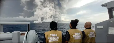  ?? (TONGA GEOLOGICAL SERVICES, GOVERNMENT OF TONGA./FACEBOOK) ?? Workers for the Tonga Geological Services look at the smoke poring from the eruption site.