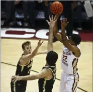  ?? PHIL SEARS — THE ASSOCIATED PRESS ?? Florida State’ Darin Green, Jr., right, makes a jump shot against Purdue’s Fletcher Loyer, left, a former Clarkston standout, and Ethan Morton in the Boilermake­rs’ win on Wednesday. Purdue remained No.1in the new AP Top 25.