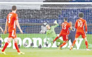  ?? - AFP photo ?? Paris Saint-Germain’s Costa Rican goalkeeper Keylor Navas (2nd-L) misses the ball as Bayern Munich’s Cameroonia­n forward Eric Maxim Choupo-Moting (3rd-R) scores the only goal at the Parc des Princes stadium in Paris.