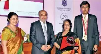  ??  ?? Vidyajyoth­i Professor Lalitha Mendis receiving her felicitati­on plaque