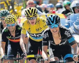  ?? KIM LUDBROOK / EFE ?? Richie Porte marca el ritmo al líder Chris Froome y a Valverde