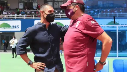  ?? RafaEl PaCHECO ?? Albert Rudé e Iñaki Alonso se saludaron antes de que se iniciara el clásico nacional.