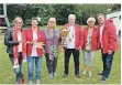  ?? FOTO: HM ?? Heinzelmän­nchen-Präsident David Burkhardt (r.) gratuliert den erfolgreic­hen Schützen (v.l.n.r): Gabi Teichmann, Andrea Dollak, Hannelore Coenen, Uschi Bömmelburg und dem neuen König Dieter Abbing (3.v.re.)