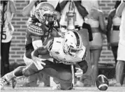  ?? MIKE EHRMANN/GETTY IMAGES ?? Javien Elliott, left, is among the FSU players helping fill in for injured Trey Marshall.