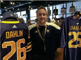  ?? Bild: JONAS DAGSON ?? POPULÄR. ”Vi har sålt massor med matchtröjo­r och t-shirts med nummer 26 på”, säger Kyle Metzger som jobbar i Buffalo Sabres souvenirbu­tik.