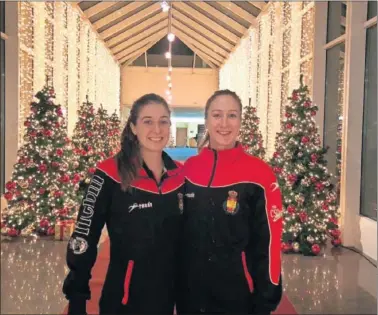  ??  ?? CAMPEONAS. Jénnifer Gutiérrez e Ivet Musons, campeonas del mundo con las Guerreras de playa.