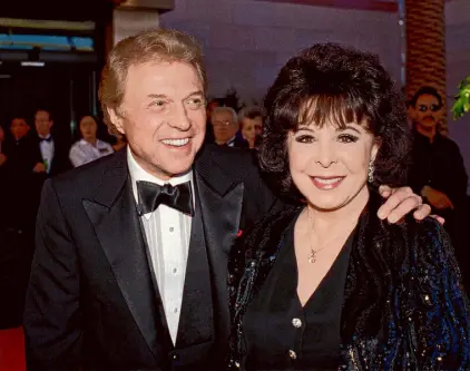  ?? Lennox McLendon/Associated Press 1998 ?? Singer Steve Lawrence and his wife, Eydie Gorme, arrive at a black-tie gala in Las Vegas on May 30, 1998. Lawrence, a singer and top stage act, died Wednesday at age 88.