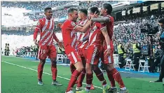  ??  ?? Los goles. El Girona remontó en el Santiago Bernabéu con goles de Stuani y Portu. Asaltaron la sagrada cancha del Madrid y se llevaron los tres puntos.