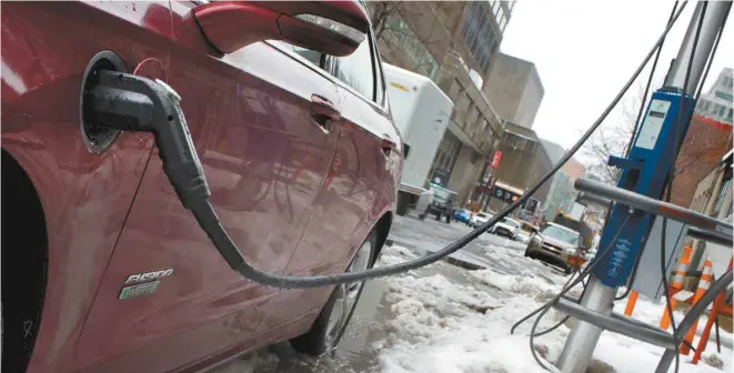  ?? JACQUES NADEAU LE DEVOIR ?? Puisqu’elle n’émet aucun polluant et fonctionne sans énergie fossile, la voiture électrique s’est vite imposée comme un remède pour améliorer la bonne qualité de l’air.