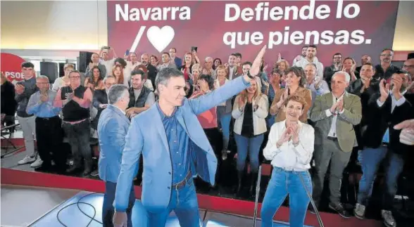  ?? ?? Pedro Sánchez, presidente del Gobierno, saluda desde el escenario, donde le acompañó María Chivite, presidenta del Ejecutivo foral.