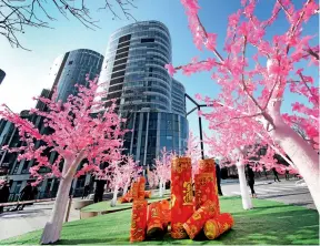  ??  ?? Le 16 janvier 2018, les décoration­s hautes en couleurs installées dans le quartier branché de Sanlitun, à Beijing, ajoutent une touche festive à l’approche de la fête du Printemps.