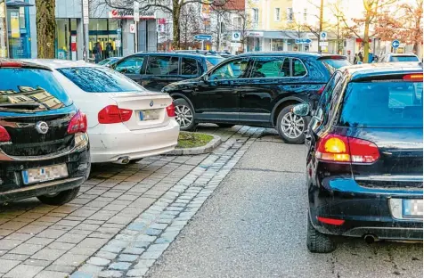  ??  ?? Typisch für Kempten, sagt Oberbürger­meister Thomas Kiechle, ist die immerwähre­nde Suche nach einem Parkplatz. „Das ist Thema Nummer eins.“Wenn dann zwei Auto fahrer dasselbe wollen, kann das schon mal zu einer gewissen Zwietracht führen.