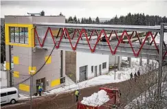  ?? ?? Über eine moderne Brücke und einen Fahrstuhl gelangen die Skijäger in Zukunft von den Kabinen noch schneller an die Strecke.