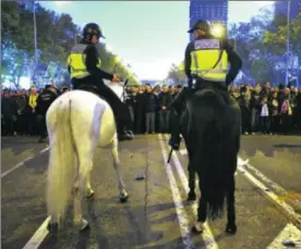  ?? / Á. GARCÍA ?? La policía a caballo controla a los aficionado­s antes de la final.