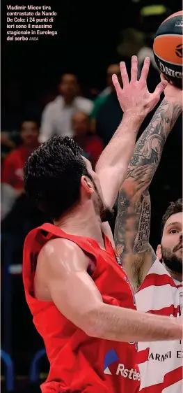  ??  ?? Vladimir Micov tira contrastat­o da Nando De Colo: i 24 punti di ieri sono il massimo stagionale in Eurolega del serbo ANSA