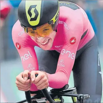  ?? FOTO: EFE ?? Simon Yates salvó los muebles en la contrarrel­oj y se queda con un margen importante al frente del Giro de Italia