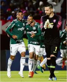  ?? Jorge Adorno/Reuters ?? Borja (à esq.) e Mayke comemoram primeiro gol do Palmeiras na partida contra o Cerro Porteño